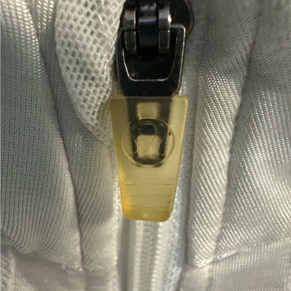 Lululemon Women's Catch Me Air White Jacket Size 6 *Rare* - Picture 3 of 4